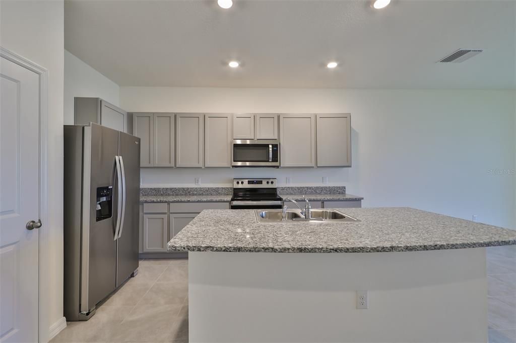 Active With Contract: $2,250 (3 beds, 2 baths, 1707 Square Feet)