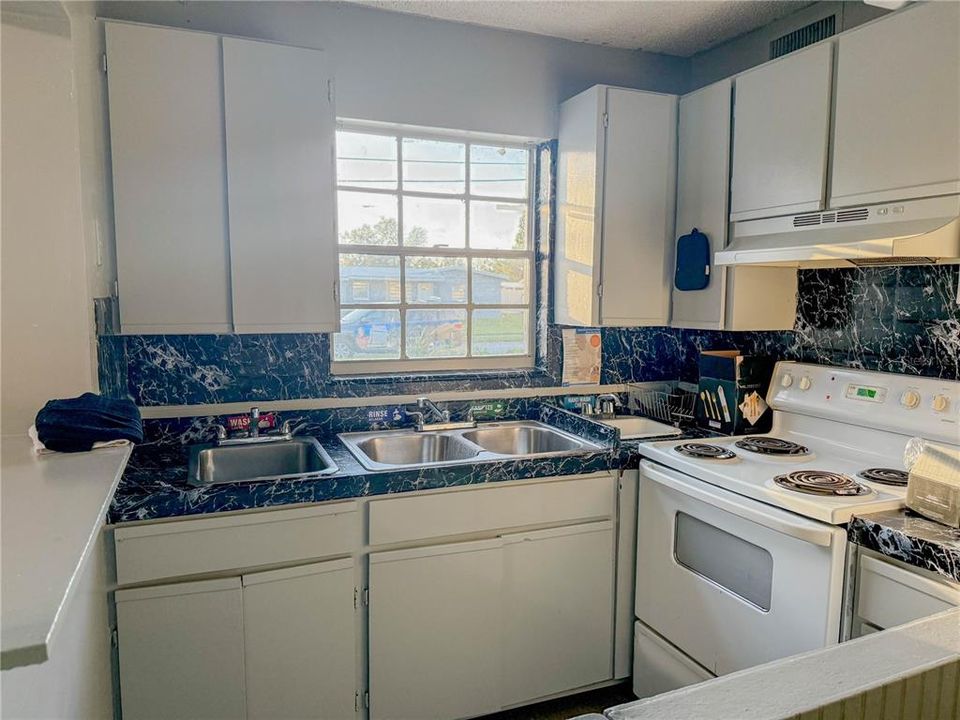 For Sale: $295,000 (0 beds, 0 baths, 1324 Square Feet)