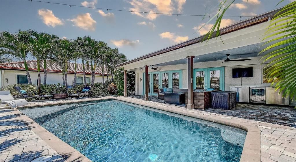 Active With Contract: $1,375,000 (4 beds, 3 baths, 2464 Square Feet)