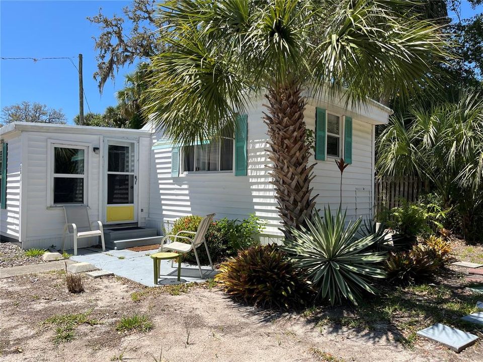 For Sale: $109,000 (1 beds, 1 baths, 852 Square Feet)