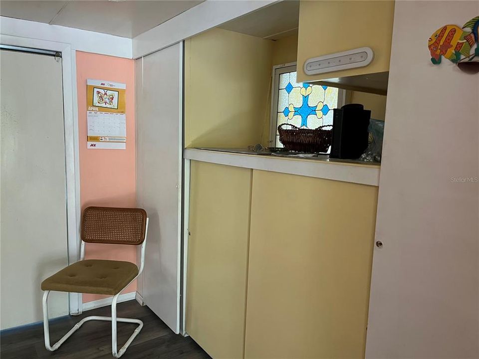 For Sale: $109,000 (1 beds, 1 baths, 852 Square Feet)