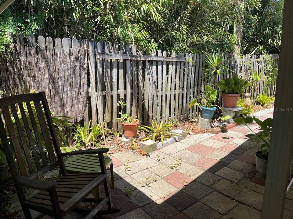 For Sale: $109,000 (1 beds, 1 baths, 852 Square Feet)