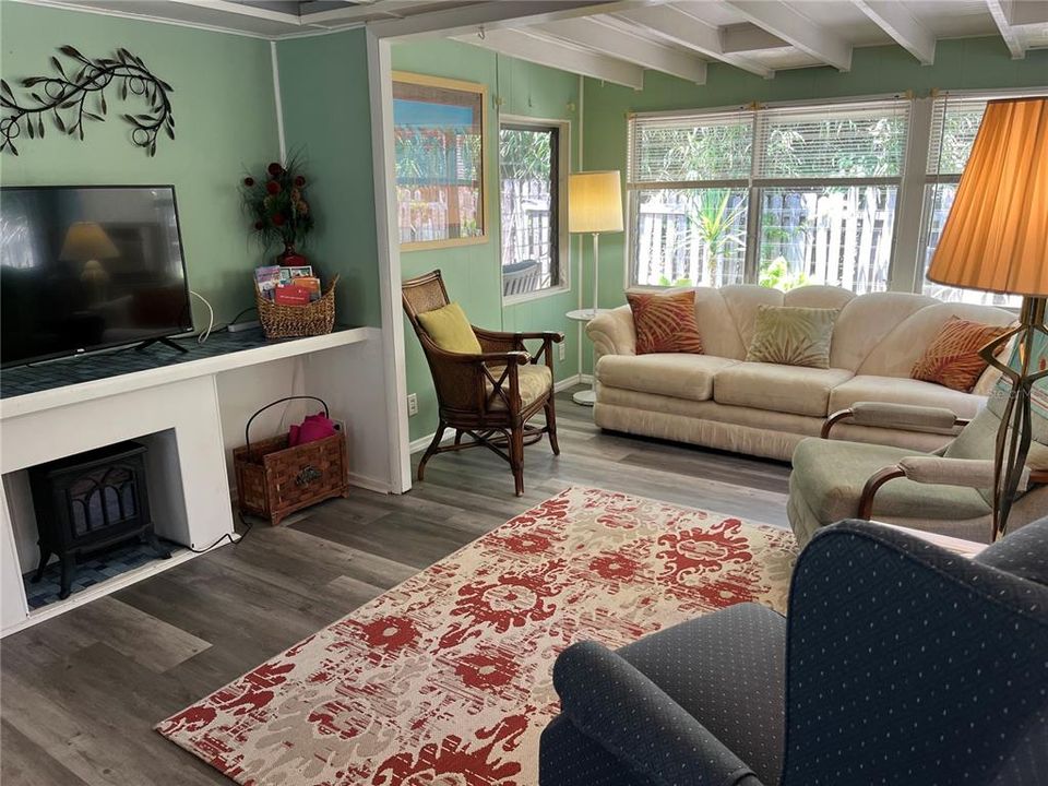 For Sale: $109,000 (1 beds, 1 baths, 852 Square Feet)