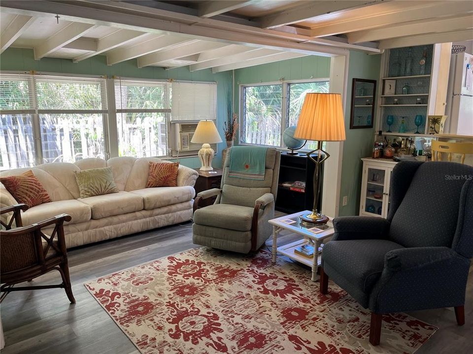 For Sale: $109,000 (1 beds, 1 baths, 852 Square Feet)