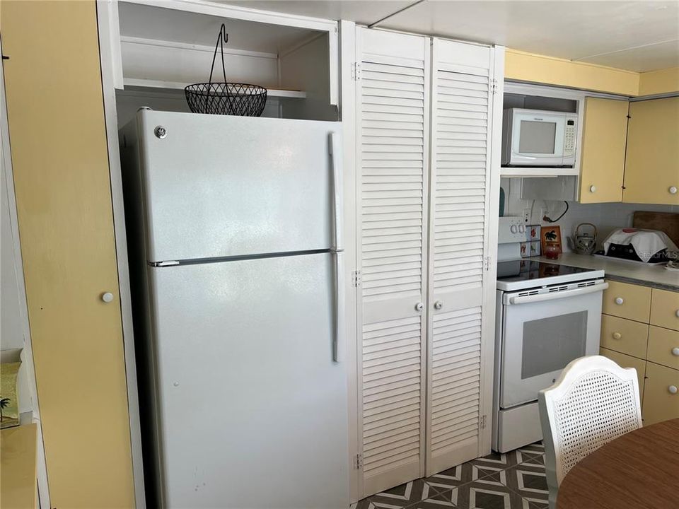 For Sale: $109,000 (1 beds, 1 baths, 852 Square Feet)