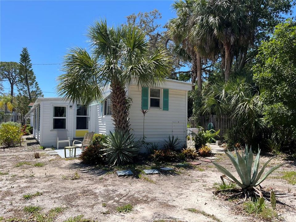 For Sale: $109,000 (1 beds, 1 baths, 852 Square Feet)