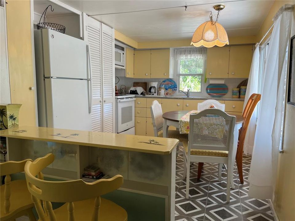 For Sale: $109,000 (1 beds, 1 baths, 852 Square Feet)