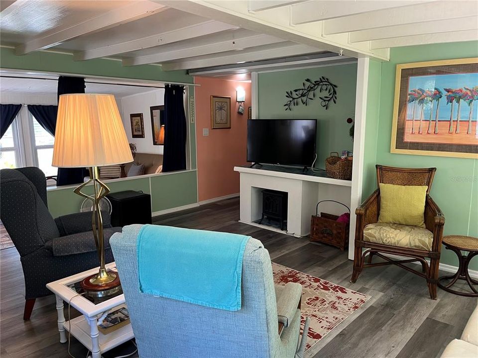 For Sale: $109,000 (1 beds, 1 baths, 852 Square Feet)