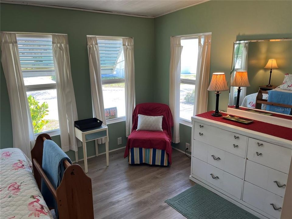 For Sale: $109,000 (1 beds, 1 baths, 852 Square Feet)