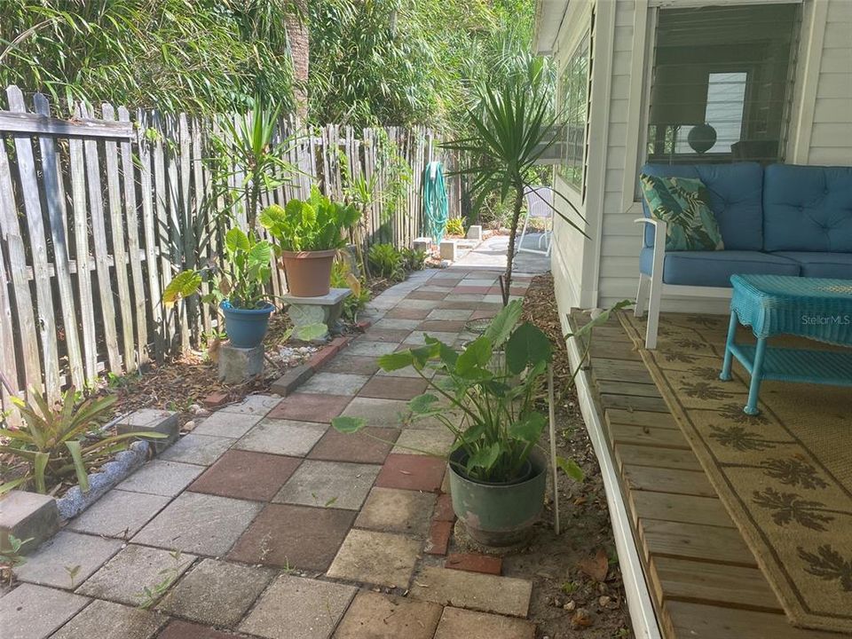 For Sale: $109,000 (1 beds, 1 baths, 852 Square Feet)