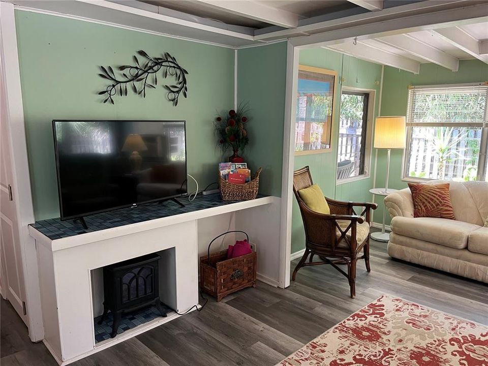 For Sale: $109,000 (1 beds, 1 baths, 852 Square Feet)