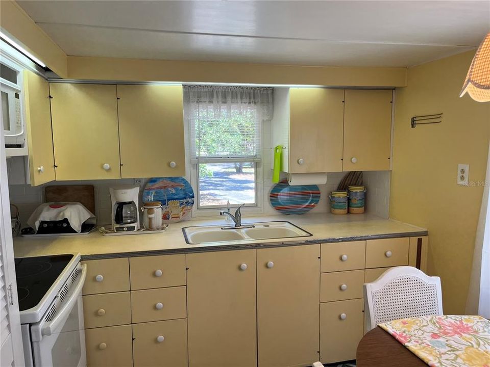 For Sale: $109,000 (1 beds, 1 baths, 852 Square Feet)