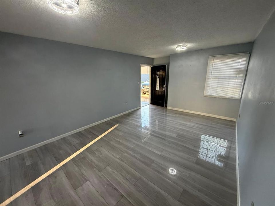 待售: $92,500 (1 贝兹, 1 浴室, 780 平方英尺)