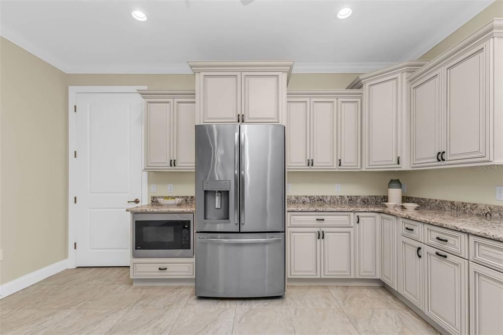 Active With Contract: $400,000 (3 beds, 3 baths, 2493 Square Feet)