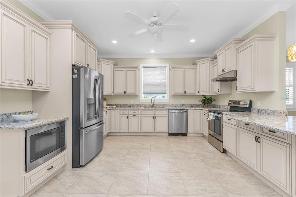 Active With Contract: $400,000 (3 beds, 3 baths, 2493 Square Feet)