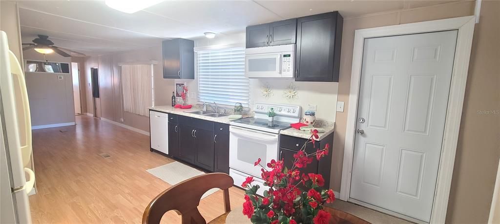 На продажу: $145,900 (3 спален, 2 ванн, 944 Квадратных фут)