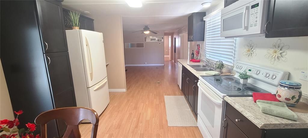 На продажу: $145,900 (3 спален, 2 ванн, 944 Квадратных фут)