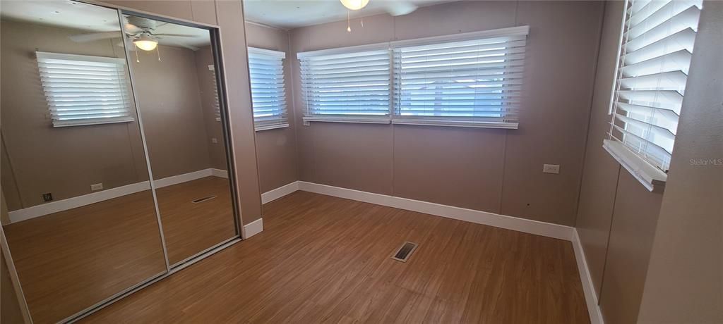 На продажу: $145,900 (3 спален, 2 ванн, 944 Квадратных фут)