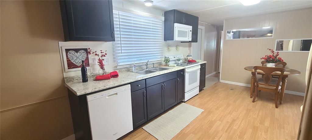 На продажу: $145,900 (3 спален, 2 ванн, 944 Квадратных фут)