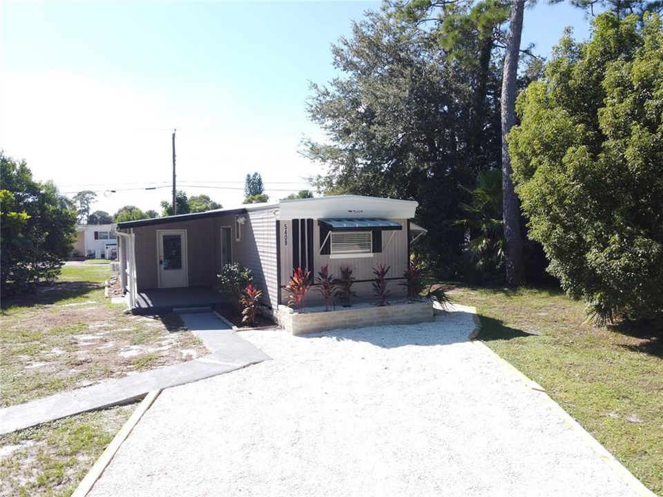 На продажу: $145,900 (3 спален, 2 ванн, 944 Квадратных фут)