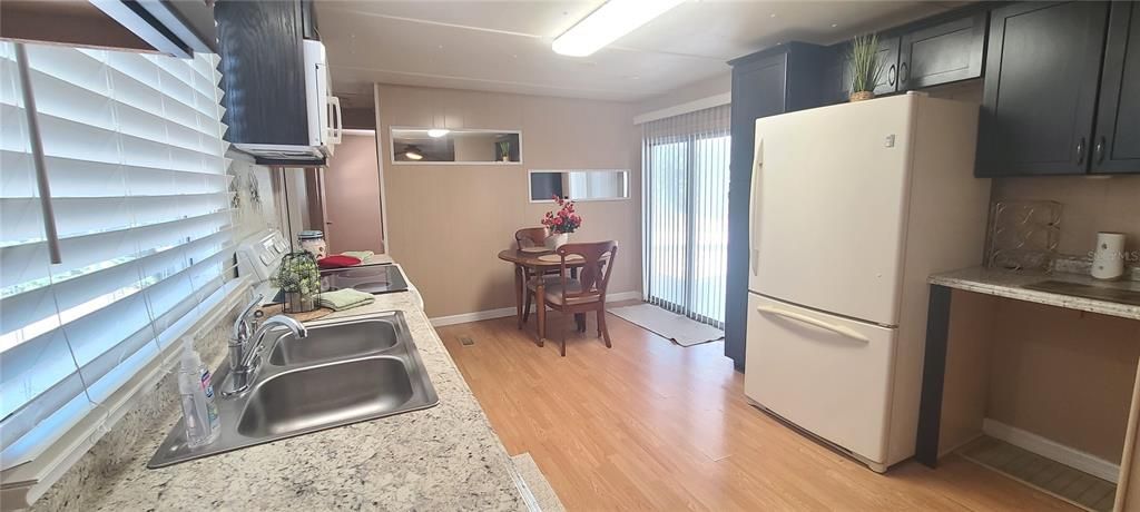 На продажу: $145,900 (3 спален, 2 ванн, 944 Квадратных фут)