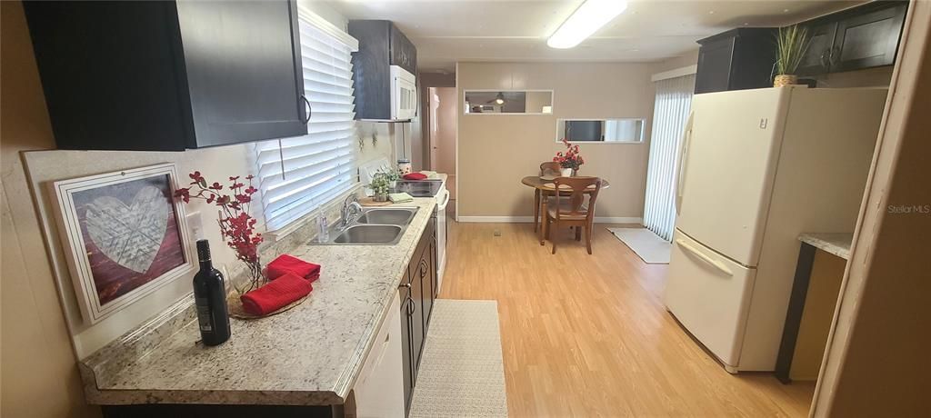 На продажу: $145,900 (3 спален, 2 ванн, 944 Квадратных фут)