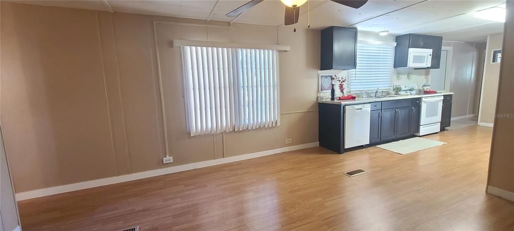 На продажу: $145,900 (3 спален, 2 ванн, 944 Квадратных фут)