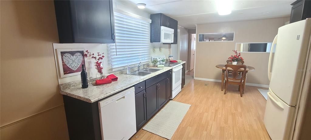 На продажу: $145,900 (3 спален, 2 ванн, 944 Квадратных фут)