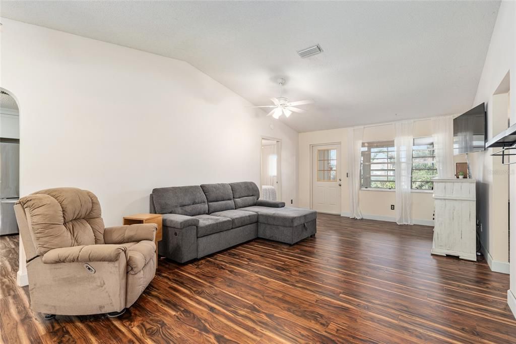For Sale: $130,000 (2 beds, 2 baths, 1096 Square Feet)
