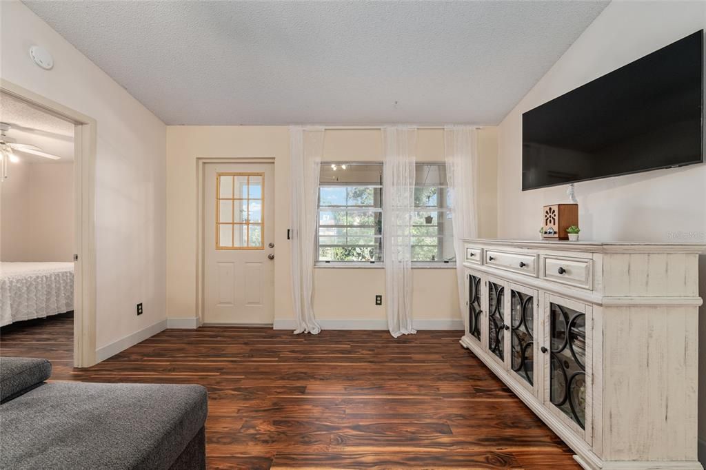 For Sale: $130,000 (2 beds, 2 baths, 1096 Square Feet)