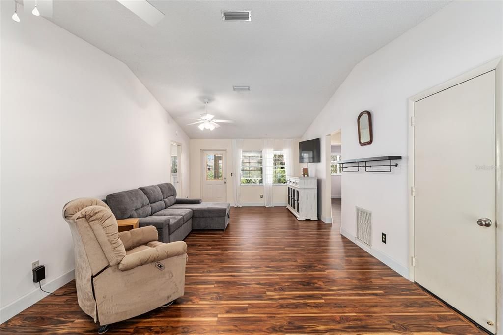 For Sale: $130,000 (2 beds, 2 baths, 1096 Square Feet)