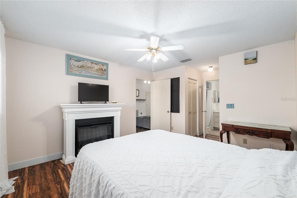 For Sale: $130,000 (2 beds, 2 baths, 1096 Square Feet)