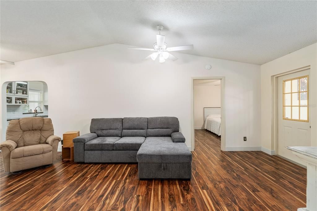 For Sale: $130,000 (2 beds, 2 baths, 1096 Square Feet)
