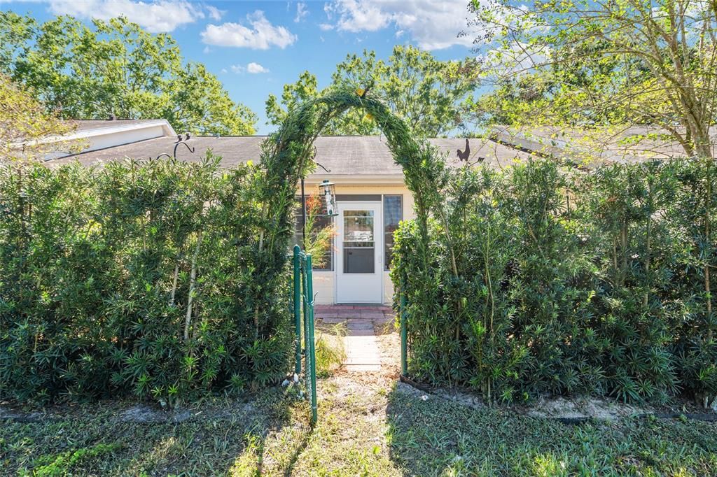 For Sale: $130,000 (2 beds, 2 baths, 1096 Square Feet)