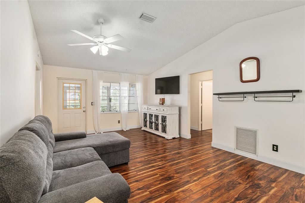 For Sale: $130,000 (2 beds, 2 baths, 1096 Square Feet)