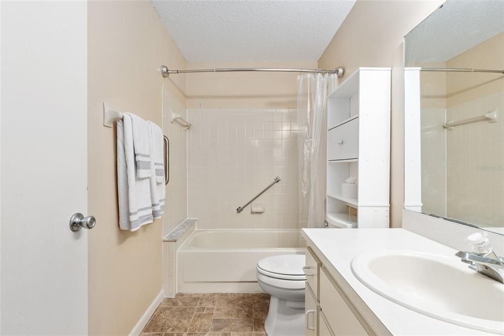 For Sale: $130,000 (2 beds, 2 baths, 1096 Square Feet)