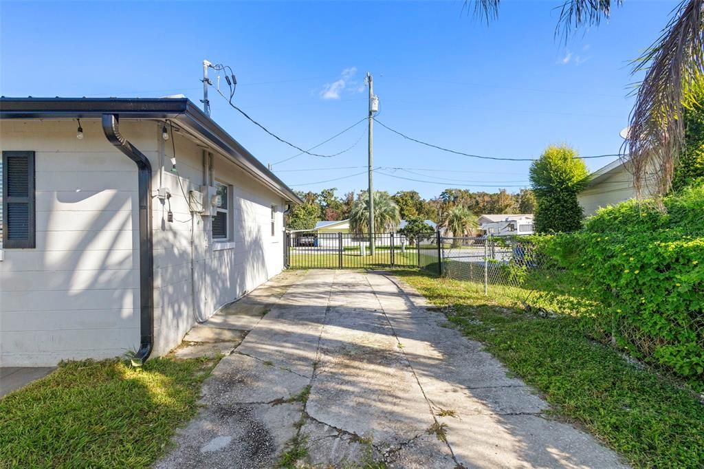 Active With Contract: $410,000 (3 beds, 1 baths, 1584 Square Feet)