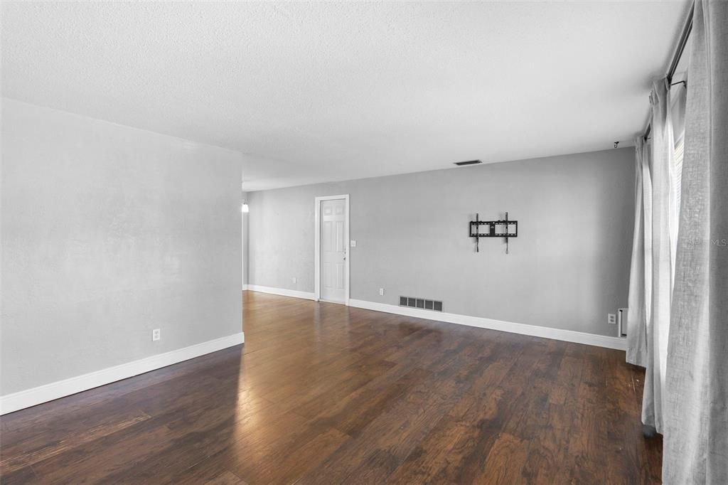 Active With Contract: $410,000 (3 beds, 1 baths, 1584 Square Feet)