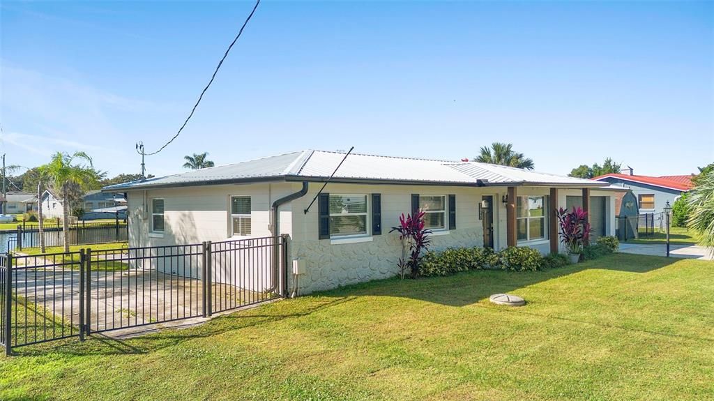 Active With Contract: $410,000 (3 beds, 1 baths, 1584 Square Feet)