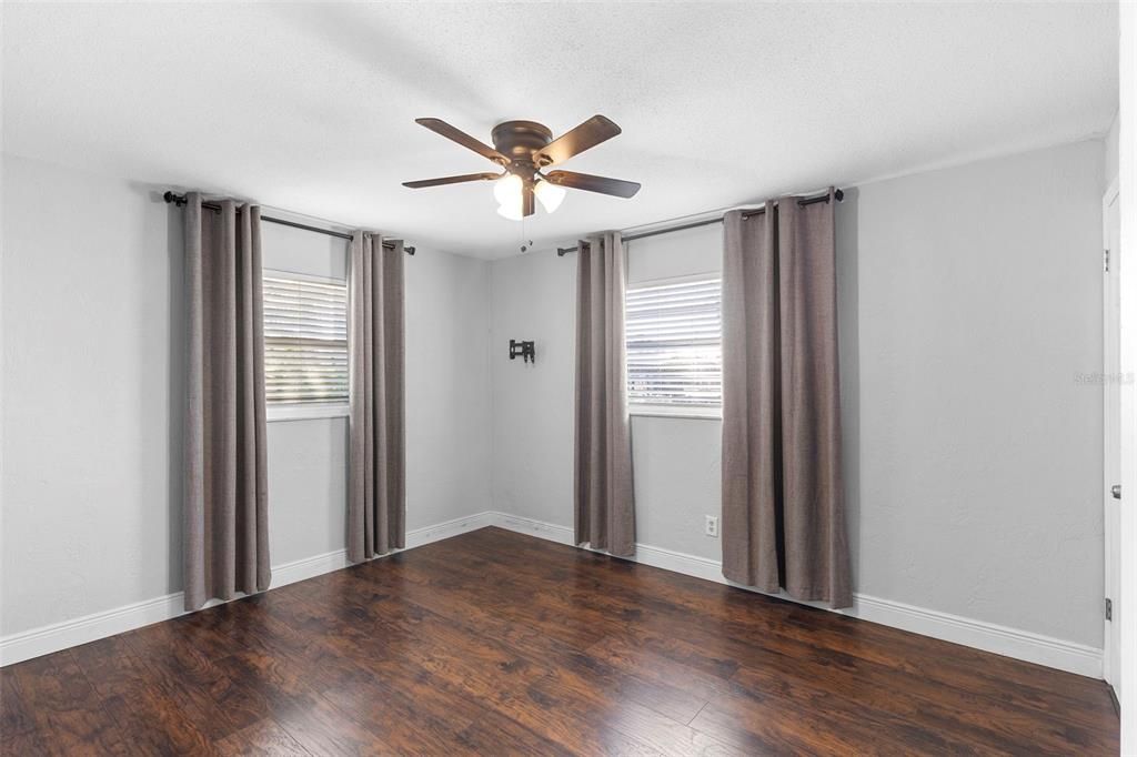 Active With Contract: $410,000 (3 beds, 1 baths, 1584 Square Feet)