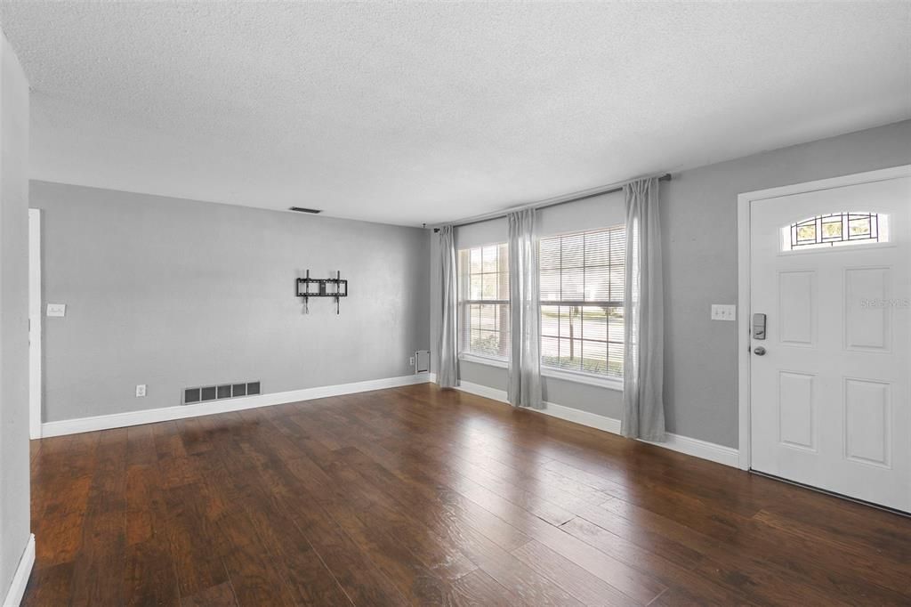 Active With Contract: $410,000 (3 beds, 1 baths, 1584 Square Feet)