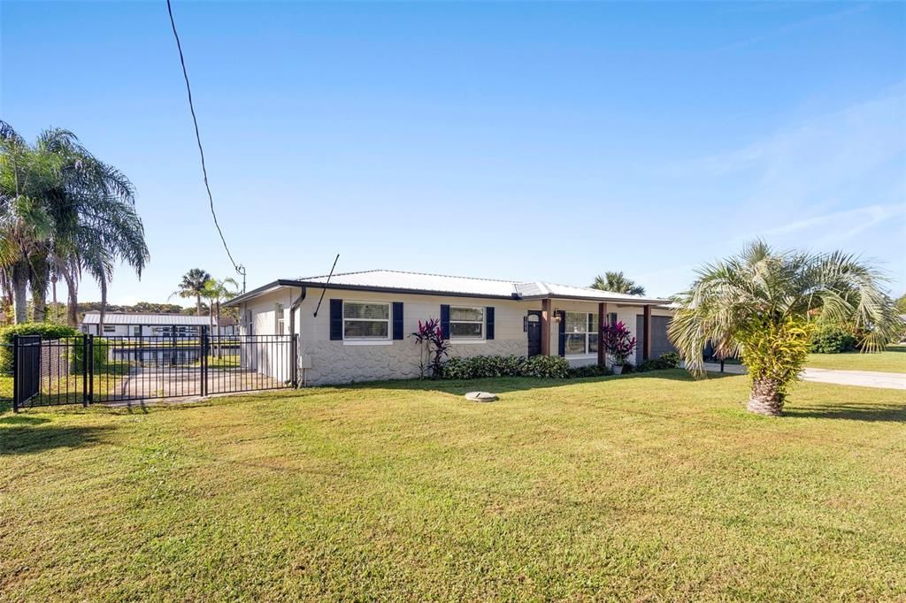 Active With Contract: $410,000 (3 beds, 1 baths, 1584 Square Feet)