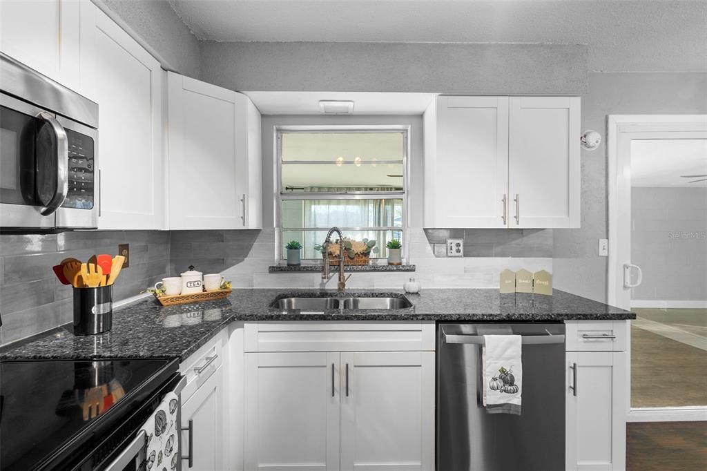 Active With Contract: $410,000 (3 beds, 1 baths, 1584 Square Feet)