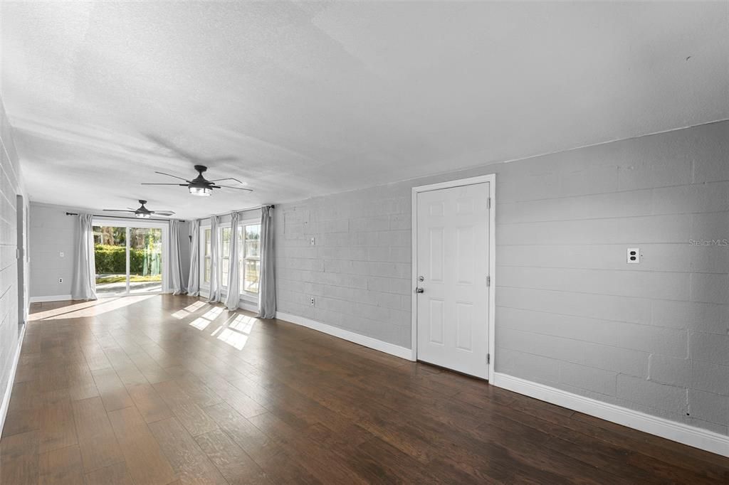 Active With Contract: $410,000 (3 beds, 1 baths, 1584 Square Feet)