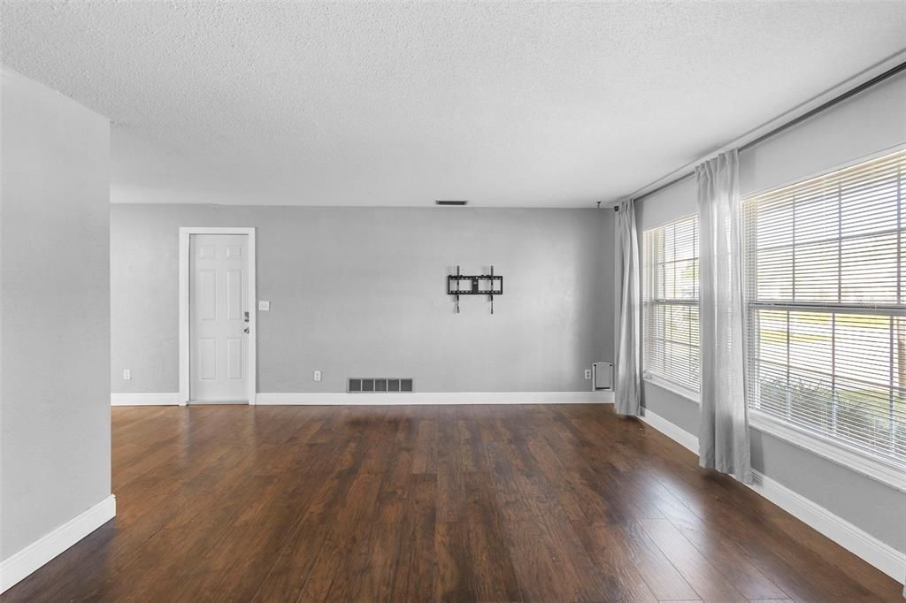 Active With Contract: $410,000 (3 beds, 1 baths, 1584 Square Feet)