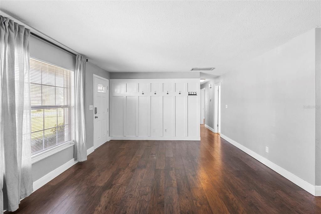 Active With Contract: $410,000 (3 beds, 1 baths, 1584 Square Feet)