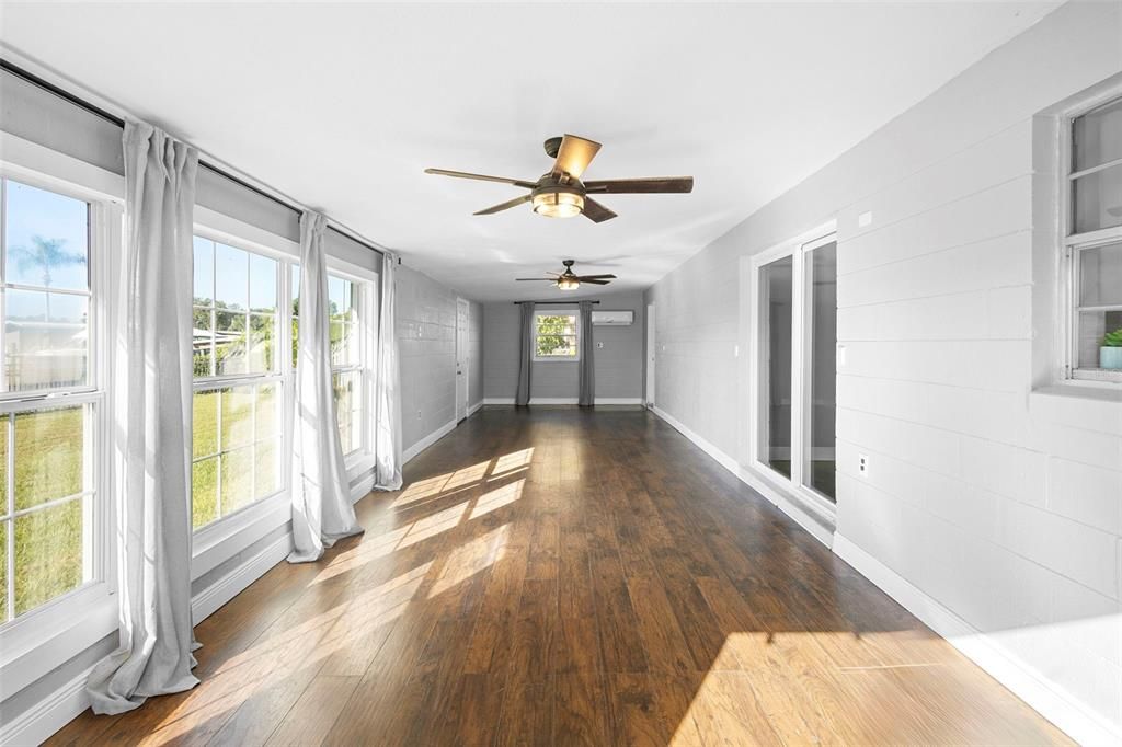 Active With Contract: $410,000 (3 beds, 1 baths, 1584 Square Feet)