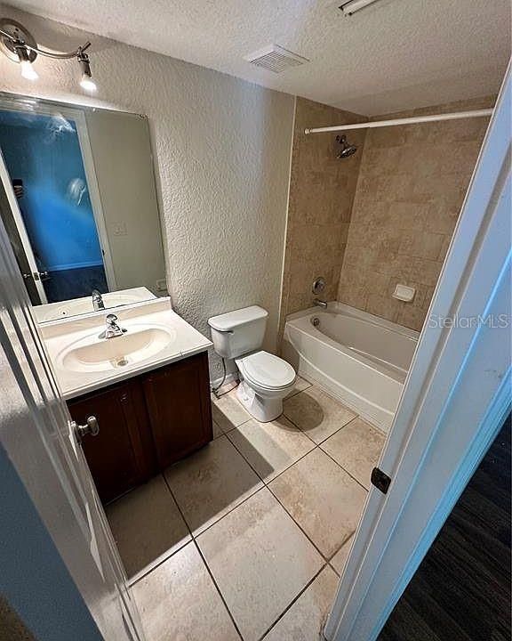 Activo con contrato: $155,000 (3 camas, 2 baños, 1302 Pies cuadrados)