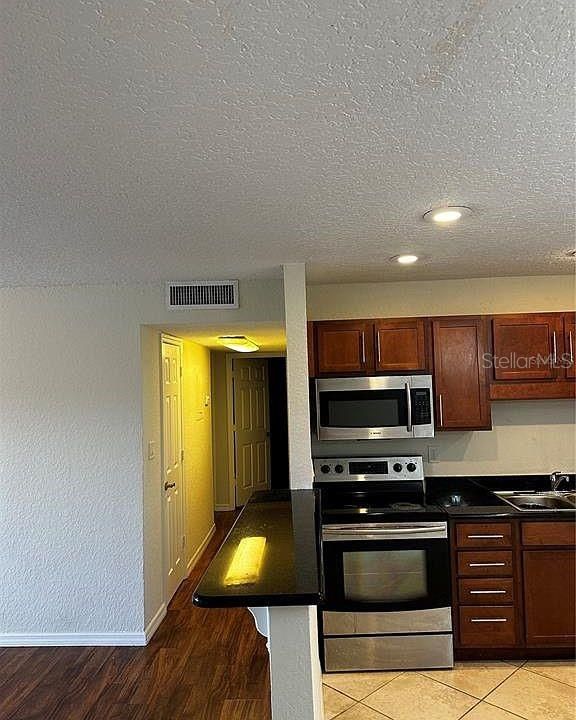 Activo con contrato: $155,000 (3 camas, 2 baños, 1302 Pies cuadrados)