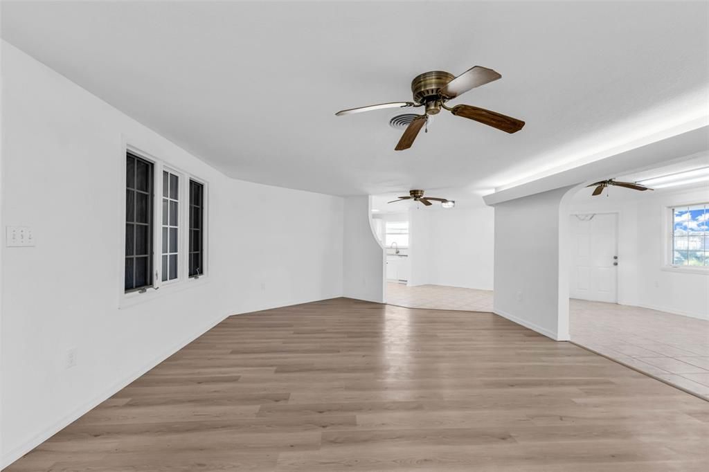 For Sale: $365,900 (2 beds, 1 baths, 1621 Square Feet)